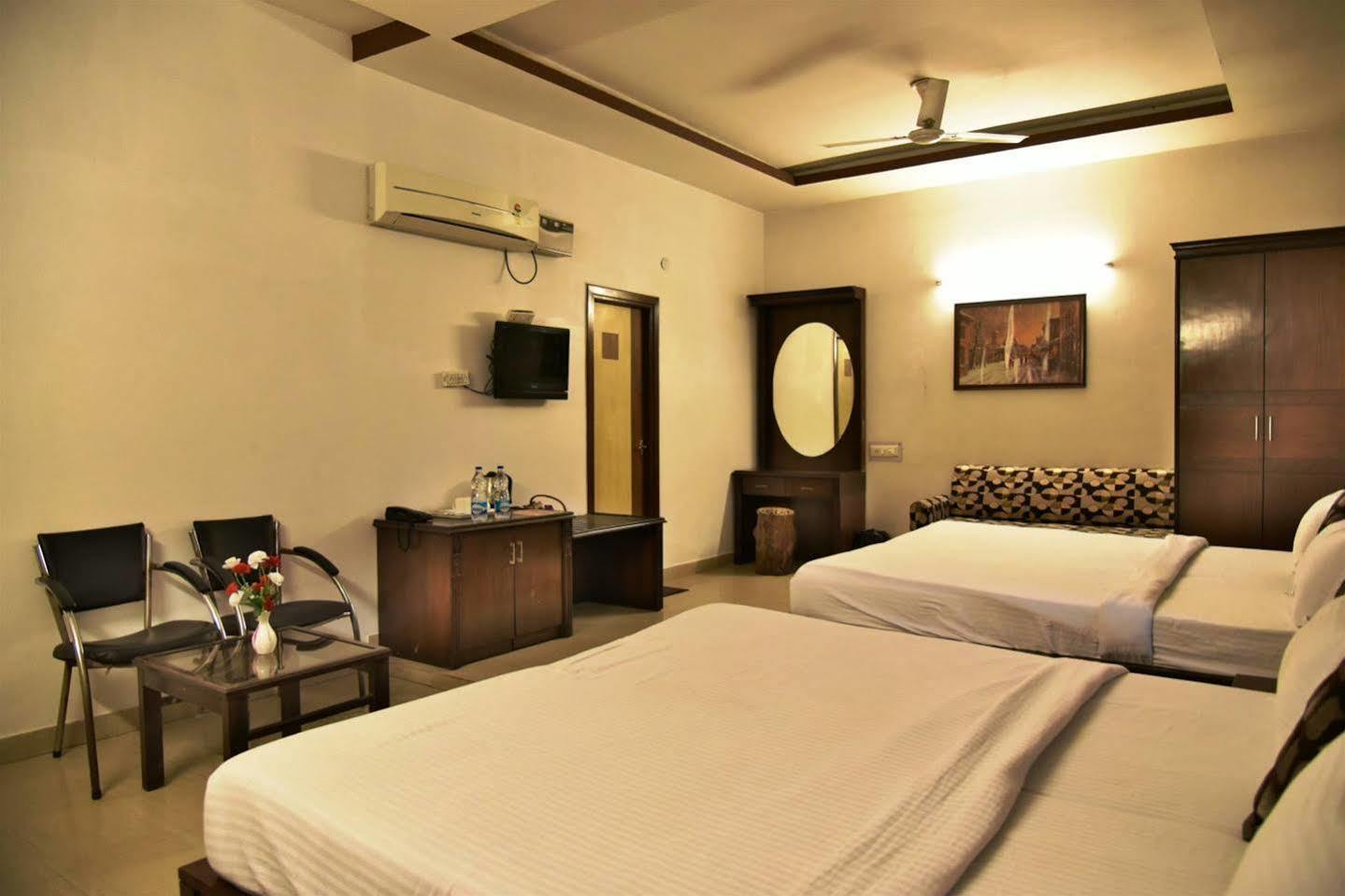 Hotel Hk Continental Amritsar Bagian luar foto
